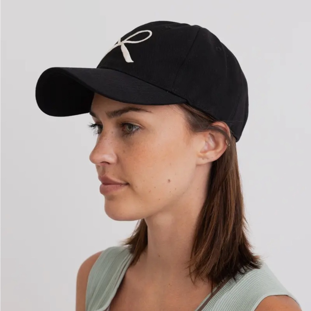 Bow-Embroidered Caps - Green or Black - Picture 4 of 9
